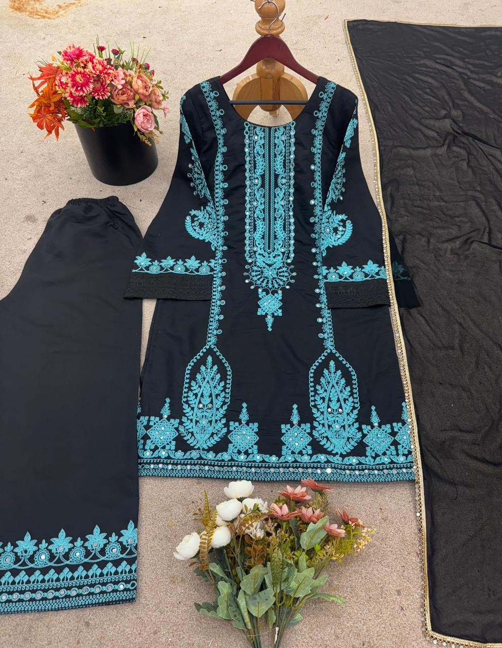 DD 1002 PAKISTANI BLACK COLOUR SUITS ONLINE 