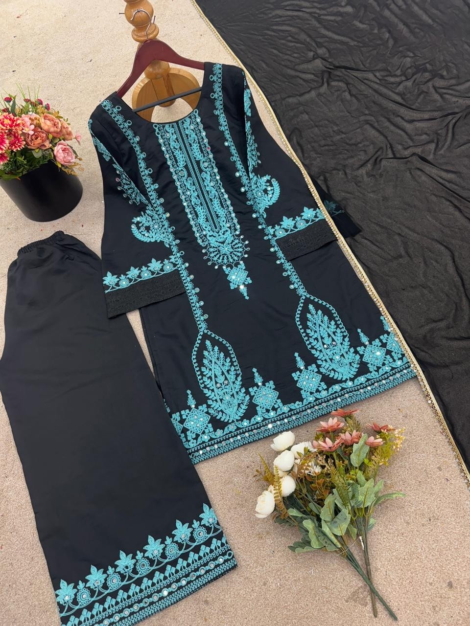 DD 1002 PAKISTANI BLACK COLOUR SUITS ONLINE 
