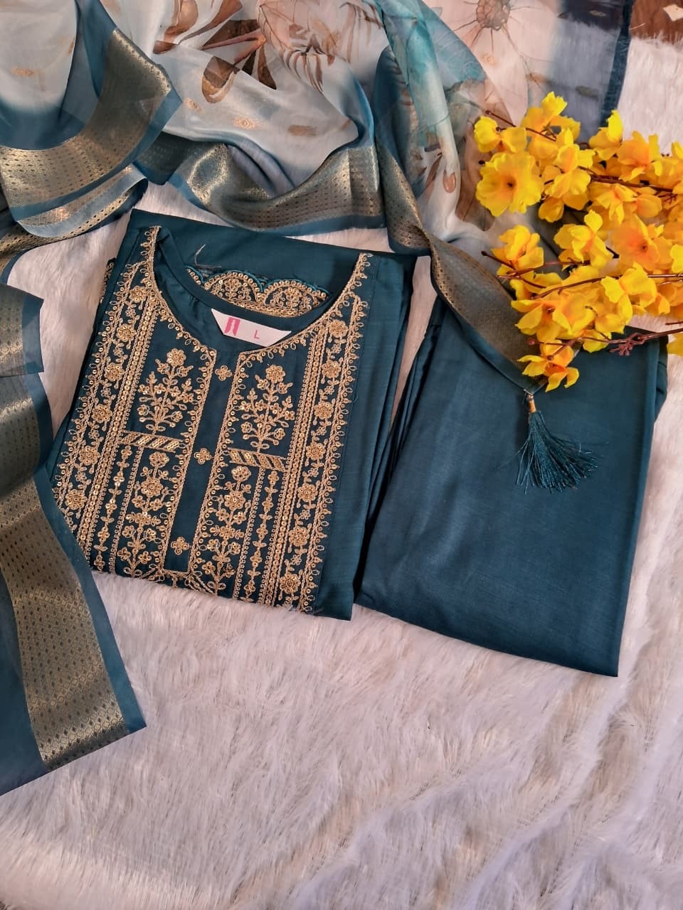 AF 1001 STYLISHT EMBFROIDERY WORK KURATIS SET 